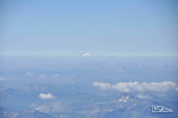 Bem longe no horizonte, o Cerro Tronador, montanha mais alta da região de Bariloche e apenas 300 metros mais baixa do que o Lanín (na região de Junín de Los Andes, no sul da Argentina)